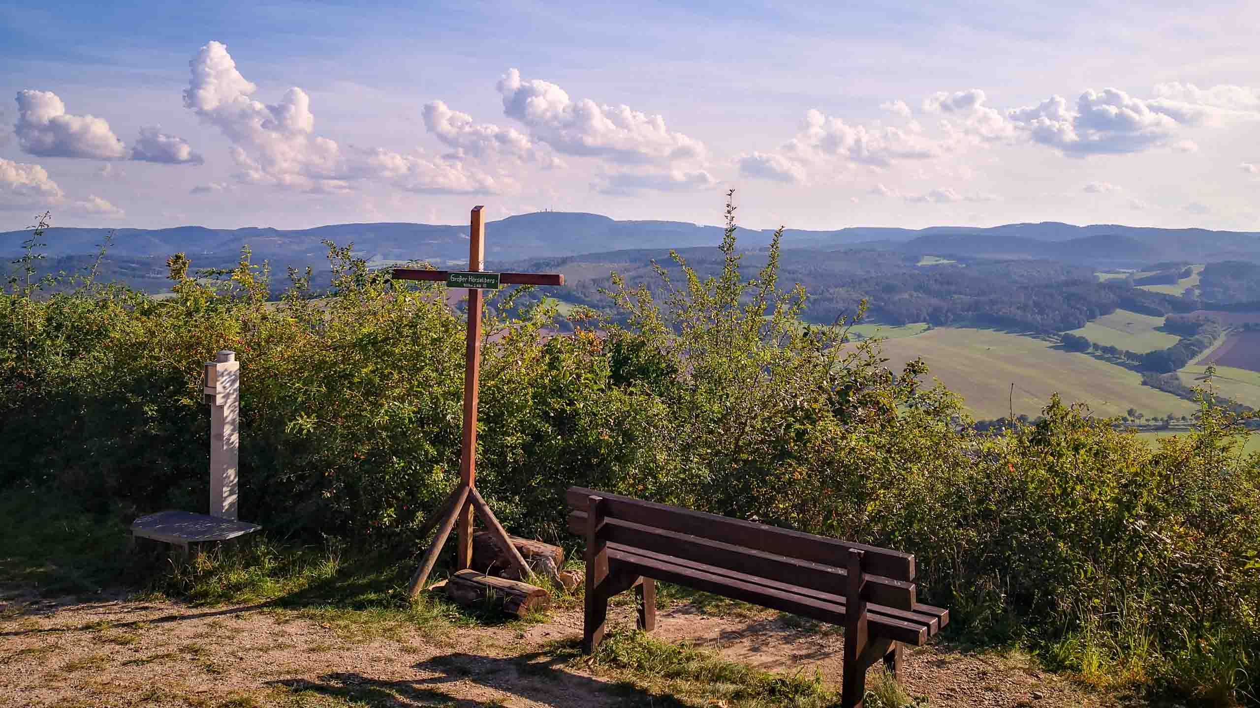 Blick vom gro&szlig;en H&ouml;rselberg zum Inselsberg