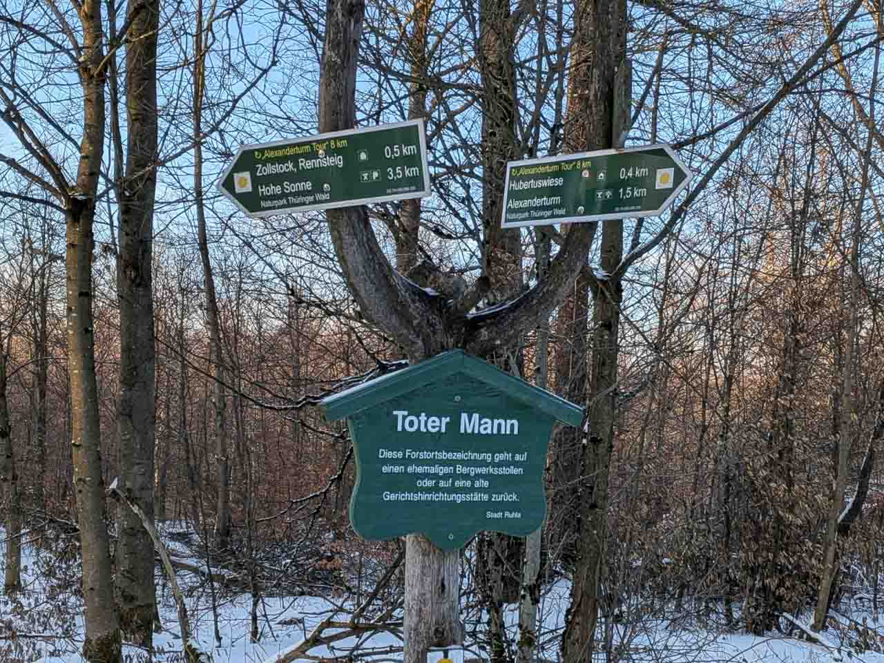 Wegweiser am totem Mann 
