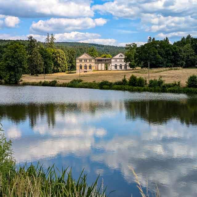 Schloß Wilhelmstal mit See und Park 